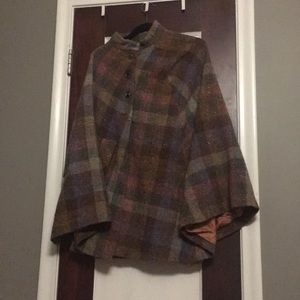 Hourihan wool plaid cape With button fastening.